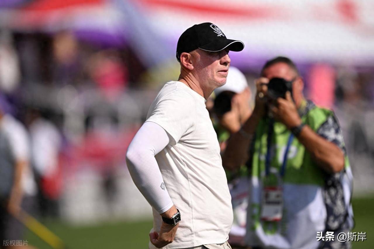 星空体育- 高尔夫赛场再起风云:川蜀风暴队失利齐鲁烈马队,赛场气氛火爆定位球制造杀机