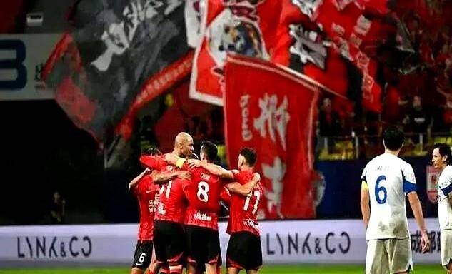 星空体育- 高尔夫赛场再起风云:川蜀风暴队失利齐鲁烈马队,赛场气氛火爆定位球制造杀机