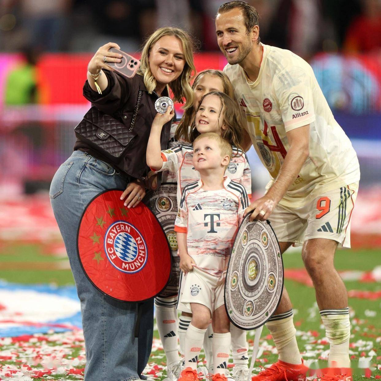 星空体育-凯恩回归赛场,惊险取胜首场状态亮眼,切尔西观众沸腾!的简单介绍